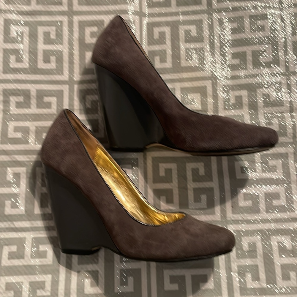 Aldo Gray Suede and Patent Leather 4.5 “ Wedges. Size 6.